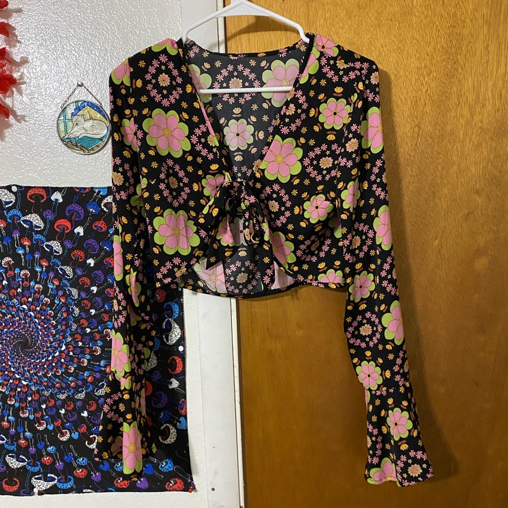 70’s style bellsleeve cropped floral blouse 🌼
